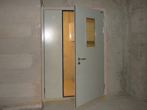 Технические тамбурные двери со стеклом 1250x2050